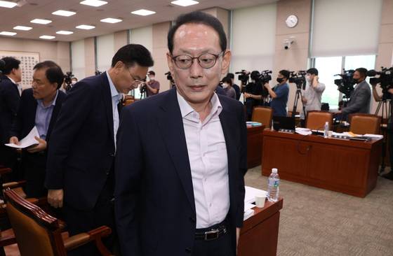 3일 오후 서울 여의도 국회에서 열린 법사위 전체회의에서 김도읍 미래통합당 의원이 정회가 선포되자 회의실을 나서고 있다. /사진=뉴스1