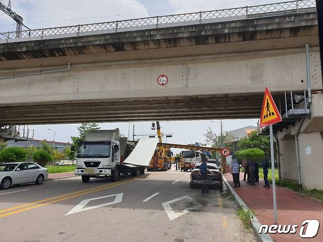 화물차량이 높이 제한 구조물을 들이받아 일대 교통이 통제됐다.(광주지방경찰청 제공) /© 뉴스1