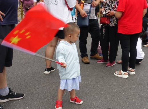 8월 12일 중국 베이징 고궁박물원(자금성) 앞에서 한 어린이가 중국 국기 오성홍기를 손에 들고 흔들고 있다. /베이징=김남희 특파원