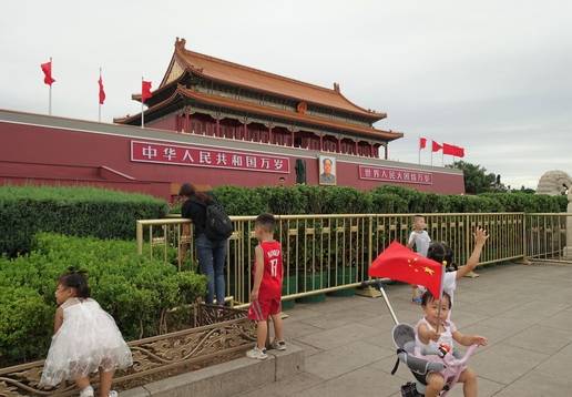 중국 베이징 톈안먼광장에서 마오쩌둥 중국 국가주석의 초상화를 배경으로 한 어린이가 중국 국기 오성홍기를 흔들고 있다. /베이징=김남희 특파원