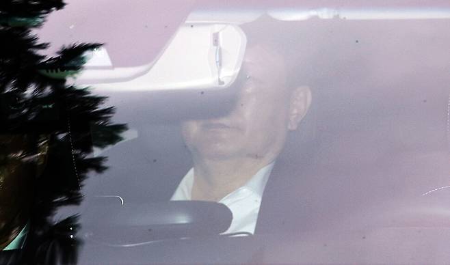 윤석열 검찰총장이 지난 3일 오후 서울 서초구 대검찰청 지하주차장을 차량을 타고 나서고 있다. 연합뉴스
