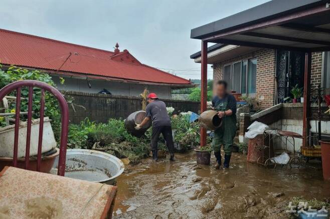 지난 4일 오전 천안 목천면 소사리 한 마을 주민들이 지붕까지 차올랐던 물이 빠지자 집기들을 살펴보고 있다.(사진=인상준 기자)