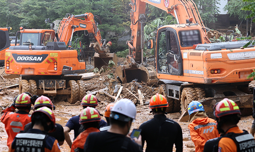 지난 3일 오후 산사태가 발생한 가평 산유리의 매몰현장에서 소방대원들이 구조작업을 하고 있다. 연합뉴스