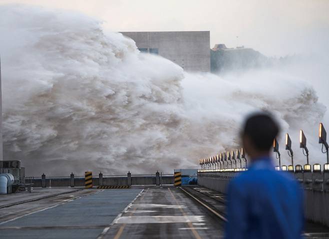 중국에서 발생한 홍수로 인해 7월19일 대규모의 물을 방류하는 싼샤댐 ⓒXinhua
