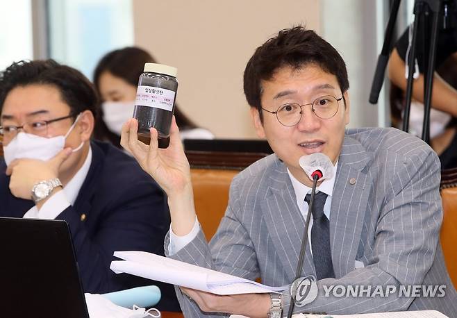 질의하는 김웅 의원 미래통합당 김웅 의원이 지난달 31일 국회 환경노동위원회 전체회의에서 '입상활성탄'을 보여주며 수돗물 유충 사태와 관련해 질의하고 있다.[연합뉴스 자료사진]