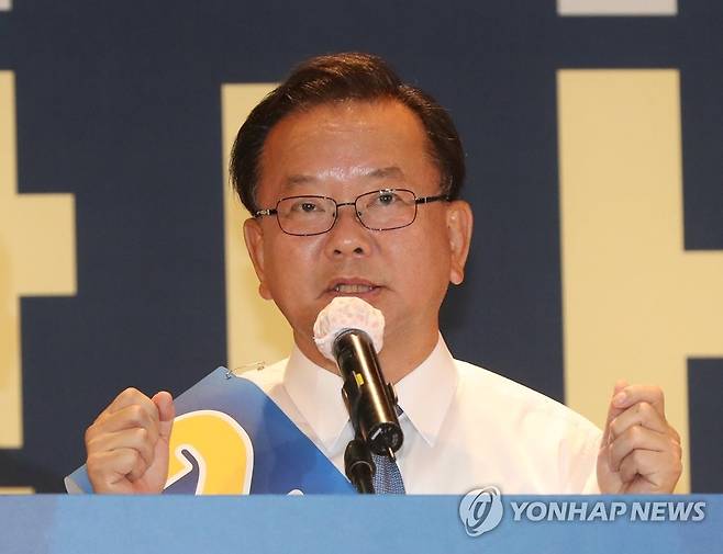 연설하는 김부겸 지난 1일 울산시 북구 오토밸리복지센터 체육관에서 열린 더불어민주당 당 대표 후보자 합동연설회에서 김부겸 후보가 연설하고 있다. [연합뉴스 자료사진]