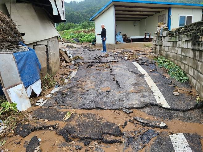 폭우에 깊게 팬 음성군 삼성면 용대리 마을 안 도로 촬영 박종국 기자