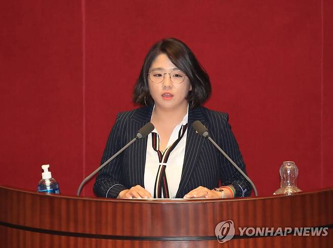 토론하는 용혜인 (서울=연합뉴스) 한종찬 기자 = 기본소득당 용혜인 의원이 4일 오후 국회 본회의에서 토론하고 있다. 2020.8.4 saba@yna.co.kr