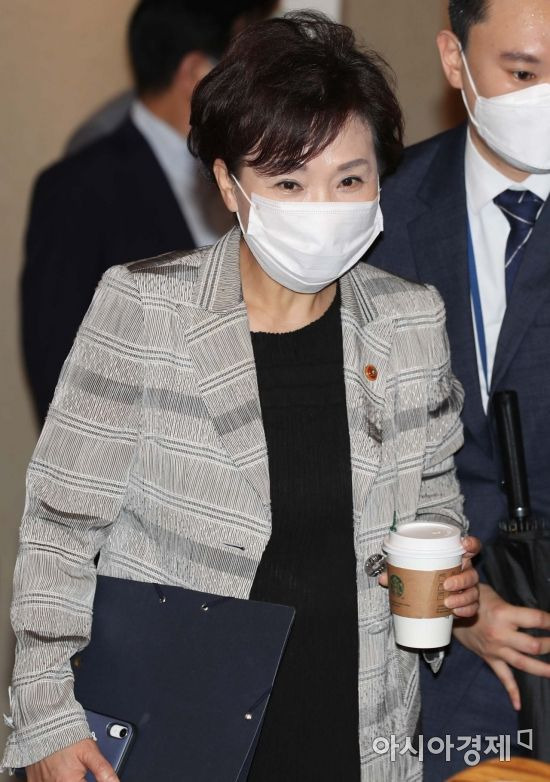 김현미 국토교통부 장관이 5일 서울 종로구 정부서울청사에서 열린 제1차 부동산시장 점검 관계장관회의에 참석하고 있다. /문호남 기자 munonam@