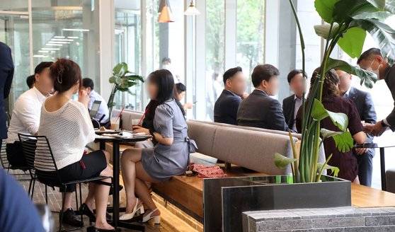 서울시 강남구 커피전문점에서 신종 코로나바이러스 감염증(코로나19) 확진자가 연일 발생하고 있는 가운데 서울 시내 한 커피전문점에서 시민들이 커피를 마시고 있다. 뉴스1