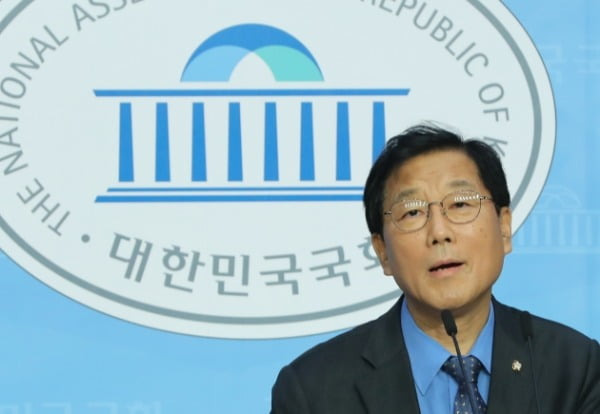 더불어민주당 부동산 태스크포스(TF) 단장인 윤후덕 의원이 5일 오후 국회 소통관에서 비공개 부동산 대책 당정 협의 내용을 브리핑하고 있다. /사진=연합뉴스