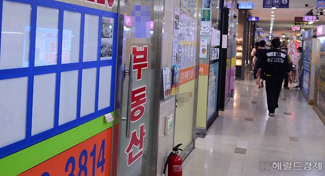 전셋값 폭등 및 전세 품귀 현상이 광범위하게 나타나고 있는 가운데 서울 송파구의 한 상가 부동산중개업소의 매물 정보란이 비어있다. 이상섭 기자 babtong@heraldcorp.com