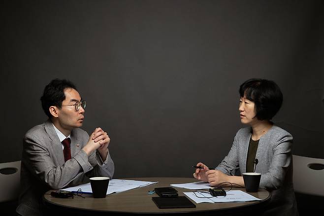 ⓒ시사IN 이명익이태경 토지+자유연구소 부소장(왼쪽)과 정세은 충남대 교수가 7월22일 부동산 문제를 놓고 좌담을 진행했다.