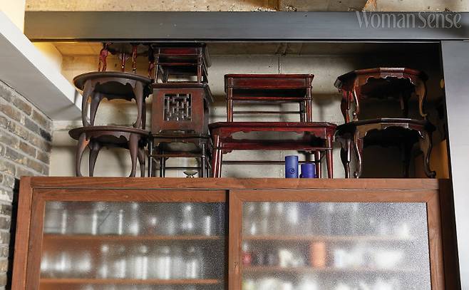 여러 가지 모양의 반상. 전시 때 사용하느라 사서 모으는데 음식을 올려 한 사람씩 대접할 수 있는 날이 오길 고대하고 있다.