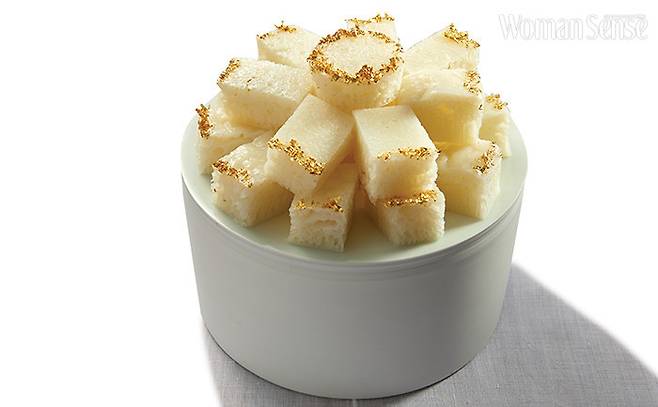 예로부터 기쁜 일에 빠지지 않았던 증편을 <우먼센스> 창간 32주년을 기념하는 축하 케이크로 만들어보았다. 장년이 된 <우먼센스>가 더욱더 다채로운 색깔로 입혀지길 바라는 맘에 준비한 흰색 증편에 금가루를 붙여 화려함을 더했다.