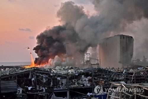 레바논 베이루트 폭발 현장에서 진화작업 벌이는 소방헬기. (베이루트 AFP=연합뉴스) 4일(현지시간) 레바논 수도 베이루트 항구의 대규모 폭발 현장에서 소방헬기 한 대가 진화 작업을 벌이고 있다. leekm@yna.co.kr