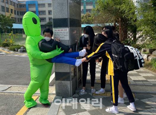 외계인에게 잡혀가는 선생님을 구하려는 학생들.(사진=강정훈교사)