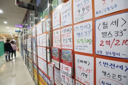 서울 강남의 한 부동산에 매물 정보가 붙어 있다.(사진=연합뉴스)