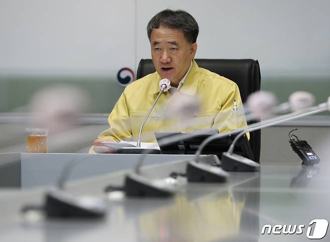 박능후 보건복지부 장관이 6일 오전 서울 종로구 정부서울청사에서 열린 코로나19 중앙재난안전대책본부 회의에서 호우 및 강풍 대비 안전사고 관리, 코로나19 확산 방지 관련 모두 발언을 하고 있다. 2020.8.6/뉴스1 © News1 송원영 기자
