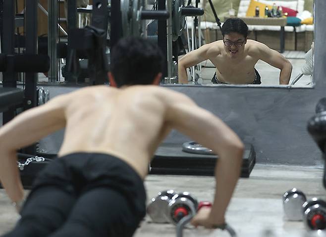 서영균(36)씨가 촬영 전 펌핑을 위해 막바지 운동을 하고있다./박상훈 기자
