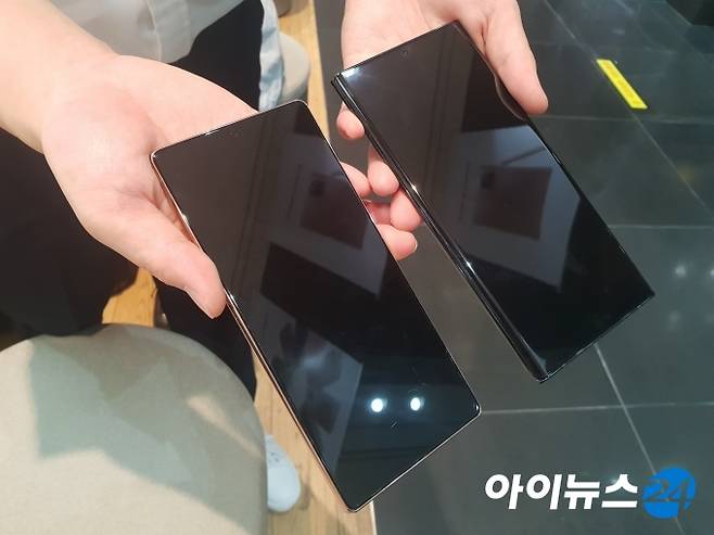 갤럭시노트20 일반 모델(왼쪽부터)은 6.7인치 크기 평면 디스플레이를 적용했으며 모서리가 둥글다. 울트라 모델은 6.9인치 크기 엣지 디스플레이로 모서리가 각지다. [사진=김나리 기자]