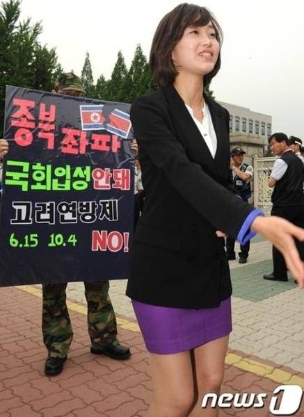 2012년 5월 30일 보라색 미니스커트 를 입고 의원 회관으로 들어가고 있는 김재연 통합진보당 의원. 뉴스1
