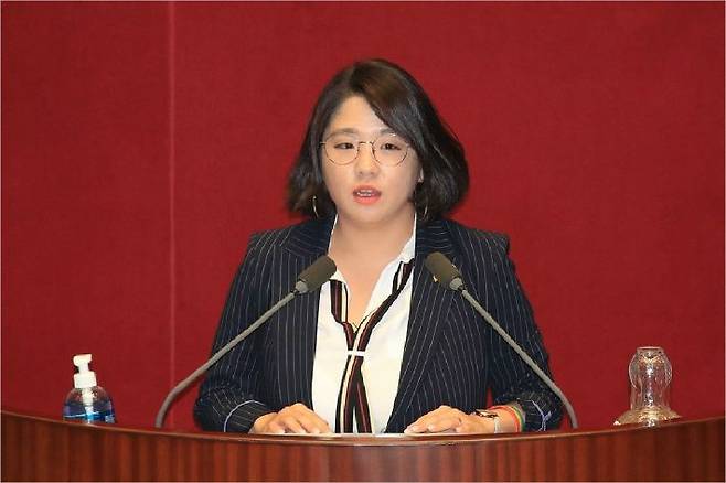 지난 4일 국회 본회의에서 기본소득당 용혜인 의원이 토론하고 있다. (사진=연합뉴스)