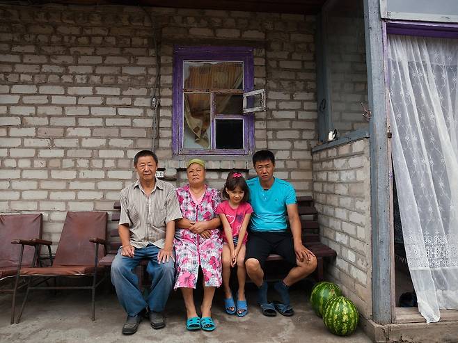 우즈베크에서 우크라이나로 이주한 정 알렉세이 가족 정성태 작가가 촬영한 정 알렉세이 가족. 정 씨는 우즈베키스탄에서 우크라이나 드니프로로 이주해 살고 있다. 우리말을 잊지 않고 있는 그는 모국 방문이 꿈이다. [정성태 제공]