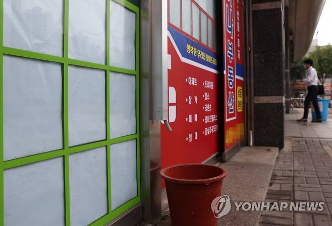 비어있는 매물 정보란 (서울=연합뉴스) 이지은 기자 = 7·10 부동산 대책 실행을 위한 소득세법·법인세법·종합부동산세법 개정안 이른바 '부동산 3법'과 '임대차 3법' 중 하나인 전월세신고법이 4일 국회 본회의를 통과한 가운데 5일 서울 송파구 부동산중개업소 매물 정보란이 전셋값 폭등 및 전세 품귀 현상으로 비어있다. 2020.8.5 jieunlee@yna.co.kr