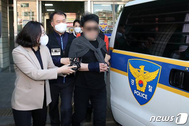 고(故) 최희석 경비원에게 폭행과 폭언을 일삼은 혐의를 받는 아파트 입주민 심모씨가 27일 오전 서울 강북구 강북경찰서에서 검찰로 송치되고 있다. 2020.5.27/뉴스1 © News1 이승배 기자