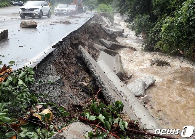 지난 2일 오후 충북 충주시 산척면 한 도로가 빗물로 무너져 내렸다. 2020.8.2/뉴스1 © News1 김용빈 기자