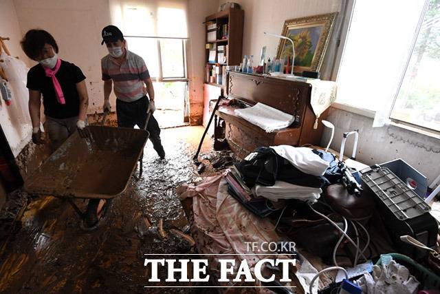 5일 오전 충청북도 충주시 엄정면 비석마을에서 집중호우로 산사태가 일어나 토사가 주택 내부를 뒤덮고 있다. /충주=임세준 기자