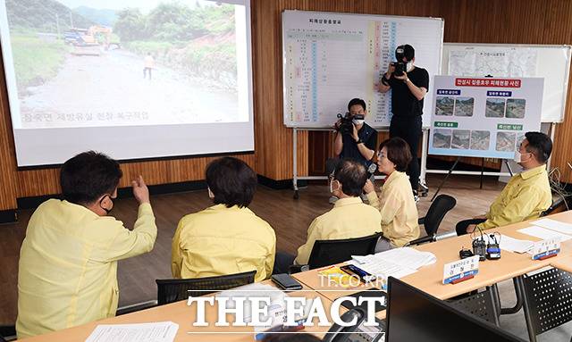 이해찬 더불어민주당 대표(왼쪽에서 세번째) 및 더불어민주당 의원들이 6일 오전 경기도 안성시 죽산면사무소에 마련된 수해복구 통합지원본부에 방문해 김보라 안성시장의 현장상황 브리핑을 듣고 있다. /안성=이선화 기자