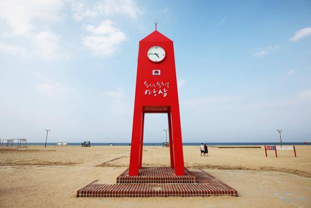 빨간 시계탑 모양의 망상해변 포토존. ⓒ박준규