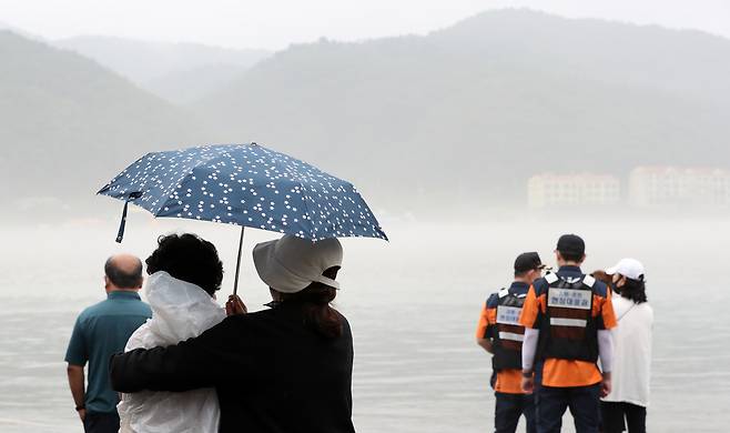 의암댐 선박 전복 사고 발생 이틀째인 7일 오전 경기 가평군 남이섬 선착장 인근 북한강에서 실종자 가족들이 수색 현장 상황을 살펴보고 있다. [연합]