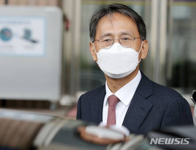 [과천=뉴시스] 박미소 기자 = 이창재 검찰인사위원장이 지난 6일 오후 검찰인사위원회를 마친 후 정부과천청사 법무부를 나서고 있다. 2020.08.06.  misocamera@newsis.com