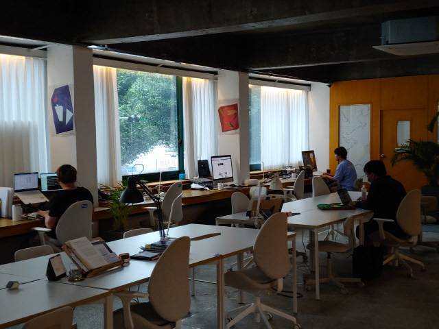 강릉 명주동에 위치한 코워킹스페이스 ‘파도살롱’. 강릉뿐만 아니라 외지에서 온 이들이 한 달 정도 강릉에 머물면서 일을 하기도 하는 공간이다. /사진=고병기기자