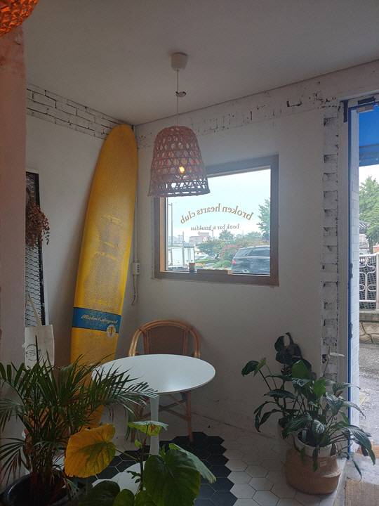 강릉역 인근에 위치한 호스텔 ‘위크엔더스’. 오래된 여인숙을 개조한 숙박시설로 여행자들에게 서핑·요가·명상 등 리트릿 프로그램을 제공한다. /사진=고병기기자