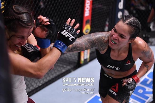 ▲ 아만다 누네스는 현시점 유일한 UFC 두 체급 동시 챔피언이다.