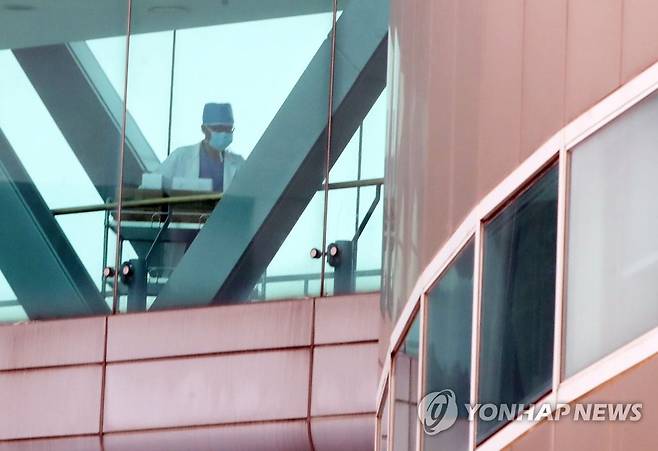 전공의 집단 파업... 분주한 의료진 (서울=연합뉴스) 한종찬 기자 = 전공의들이 24시간 집단 파업에 들어간 7일 오전 서울 종로구 서울대학교병원에서 의료진이 분주하게 움직이고 있다. saba@yna.co.kr