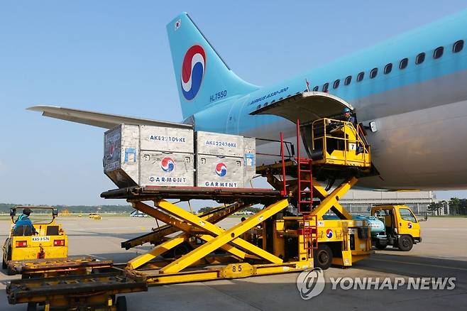 화물 수송 덕에 흑자 전환한 대한항공 (서울=연합뉴스) 대한항공이 신종 코로나바이러스 감염증(코로나19) 여파에도 올해 2분기 1천500억원에 달하는 영업이익을 내는 '어닝 서프라이즈'(깜짝 실적)를 기록했다. 대한항공은 별도 재무제표 기준 올해 2분기 영업이익이 1천485억원으로 잠정 집계돼 작년 같은 기간과 비교해 흑자 전환했다고 6일 공시했다.      사진은 대한항공 A330 여객기 화물 적재작업 모습. 2020.8.6 [대한항공 제공- 자료사진. 재판매 및 DB 금지] photo@yna.co.kr