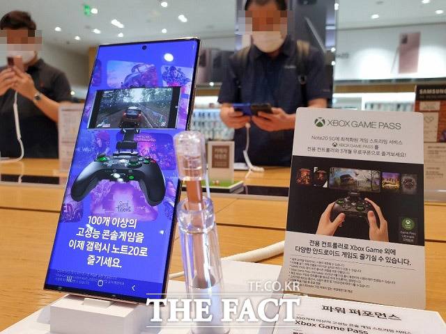 삼성전자 '갤럭시노트20' 예약 첫날인 7일 오후 서울 서초구 삼성 딜라이트숍에서 사람들이 '갤럭시노트20'를 체험하고 있다. /최승진 기자
