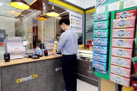 무인편의점인 이마트24 nc타워점에서 한 방문객이 물품을 구입하고 있다. 이마트24는 무인점포 56개, 하이브리드 점포 34개를 운영하고 있다. 우상조 기자