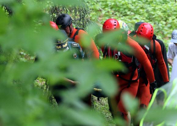 의암호 전복 실종자 숨진채 발견 - 의암댐 선박 전복 사고가 발생한지 사흘째를 맞은 가운데 8일 강원 춘천시 의암댐 하류 북한강에서 실종자가 숨진채 발견돼 구조대원이 병원으로 옮기고 있다. 2020.8.8 연합뉴스