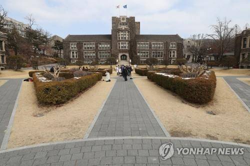 조용한 졸업식 [연합뉴스 자료사진]