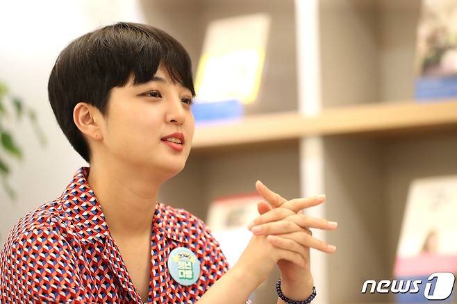 류호정 정의당 의원이 3일 오후 서울 마포구 서교동 한 카페에서 뉴스1과 인터뷰를 갖고 있다. 2020.8.3/뉴스1 © News1 임세영 기자