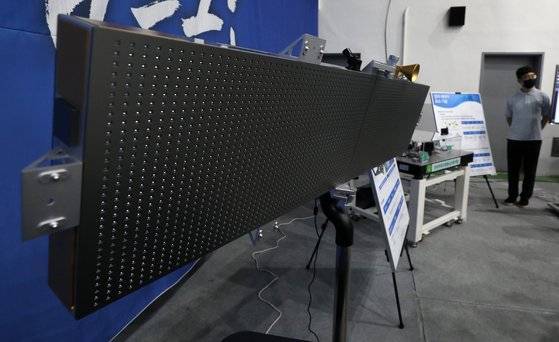 3일 충남 태안군 국방과학연구소(ADD) 안흥종합시험장에서 열린 국방과학 합동시연회에 초소형 영상 레이더(SAR) 위성 설계 형상이 전시돼 있다. [뉴스1]