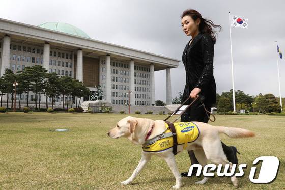 김예지 미래한국당 의원과 안내견 조이./사진=뉴스1