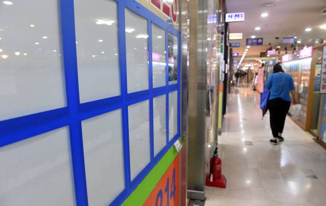 임대차 3법‘이 국회 상임위원회를 통과한 29일 서울 송파구의 한 상가 부동산중개업소 매물 정보란이 비어있다./서울경제DB