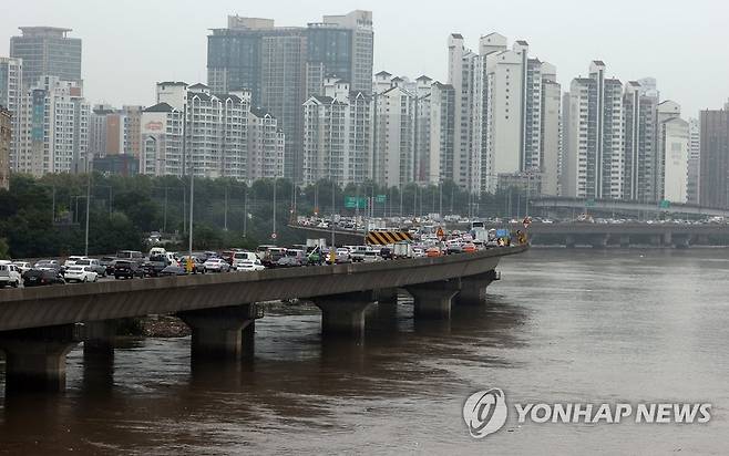 폭우가 만든 출근길 정체 (서울=연합뉴스) 서명곤 기자 = 지난 7일 오전 서울 서강대교 북단에서 바라본 강변북로가 차량들로 정체를 빚고 있다. 2020.8.7 seephoto@yna.co.kr